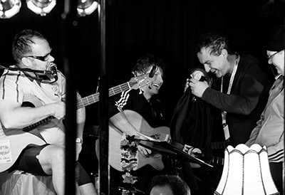 Werner der Busfahrer bekommt seine neue Dienstkleidung