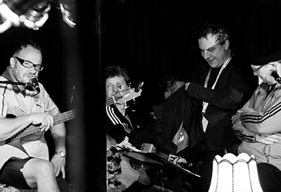 Werner der Busfahrer bekommt seine neue Dienstkleidung