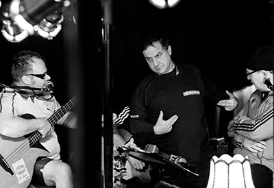 Werner der Busfahrer bekommt seine neue Dienstkleidung