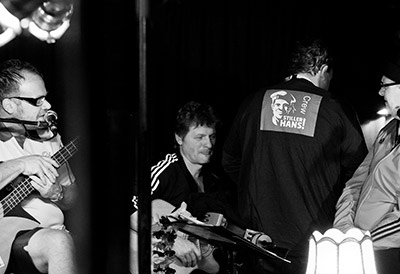 Werner der Busfahrer bekommt seine neue Dienstkleidung