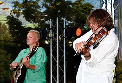 farfarello als Trio mit Percussion
  ... das Spiel der Elemente setzt sich fort!