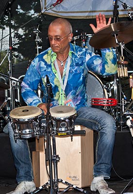 farfarello als Trio mit Percussion
  ... das Spiel der Elemente setzt sich fort!