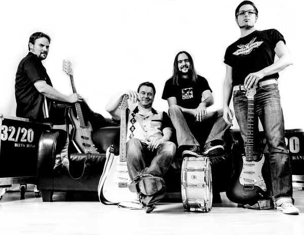 32/20 Blues Band