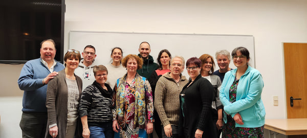 Regina Schleheck mit TeilnehmerInnen eines VHS-Kurses Leverkusen im Wintersemester 2023