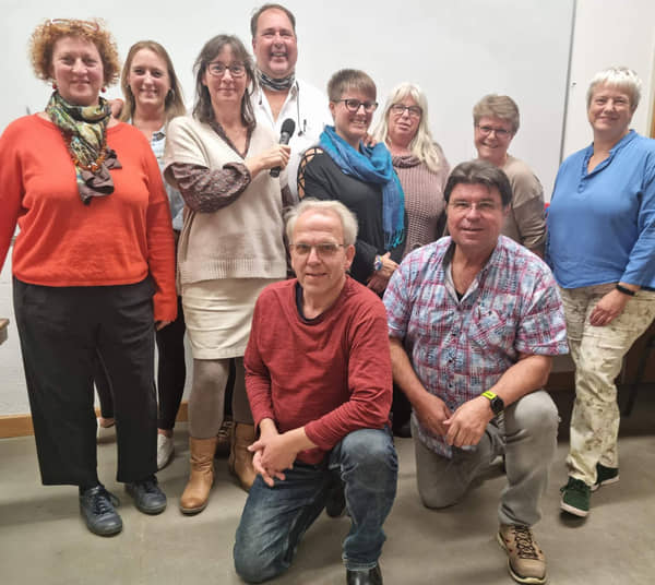 Regina Schleheck mit TeilnehmerInnen des VHS-Kurses Leverkusen im Wintersemester 2023