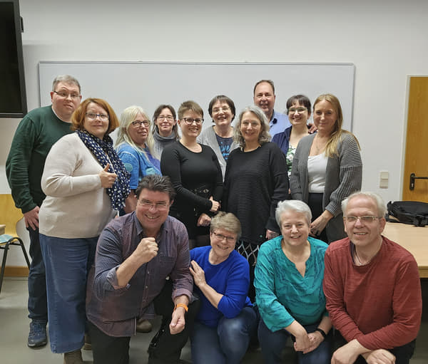 Regina Schleheck mit TeilnehmerInnen des VHS-Kurses Leverkusen im Sommersemester 2024